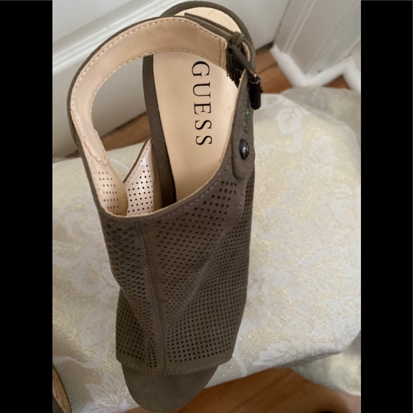 Guess Cork Peep-toe Wedges in Green - Size 8.5 - Picture 3 of 7